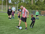 Laatste training S.K.N.W.K. JO7-1 (partijtje tegen de ouders) van maandag 27 mei 2024 (154/180)